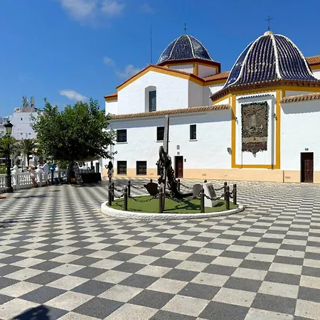 Plaza Santa Ana بينايدورم