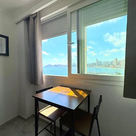 Plaza Santa Ana بينايدورم